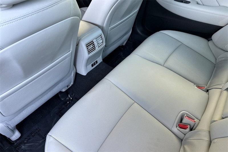 INFINITI Q50 Vehicle Full-screen Gallery Image 12