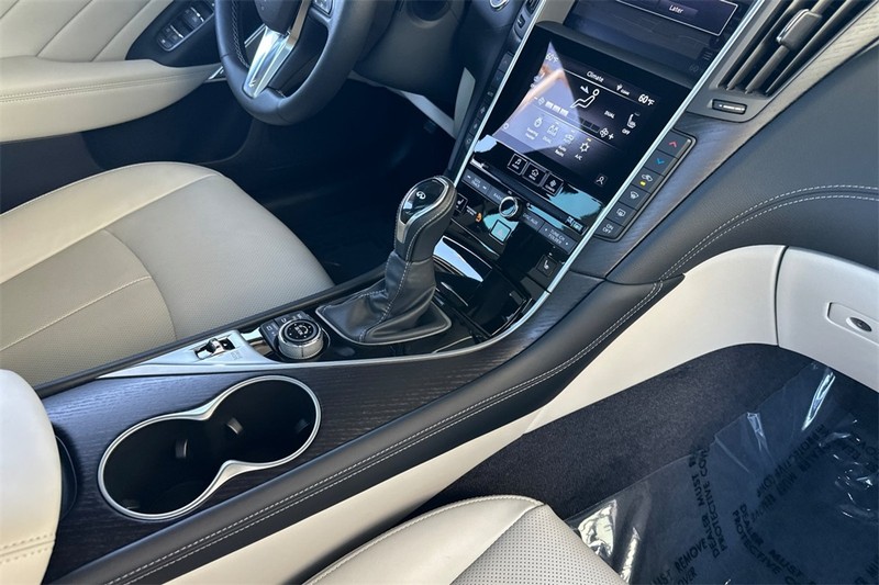 INFINITI Q50 Vehicle Full-screen Gallery Image 15