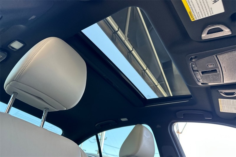 INFINITI Q50 Vehicle Full-screen Gallery Image 16