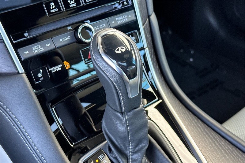INFINITI Q50 Vehicle Full-screen Gallery Image 21