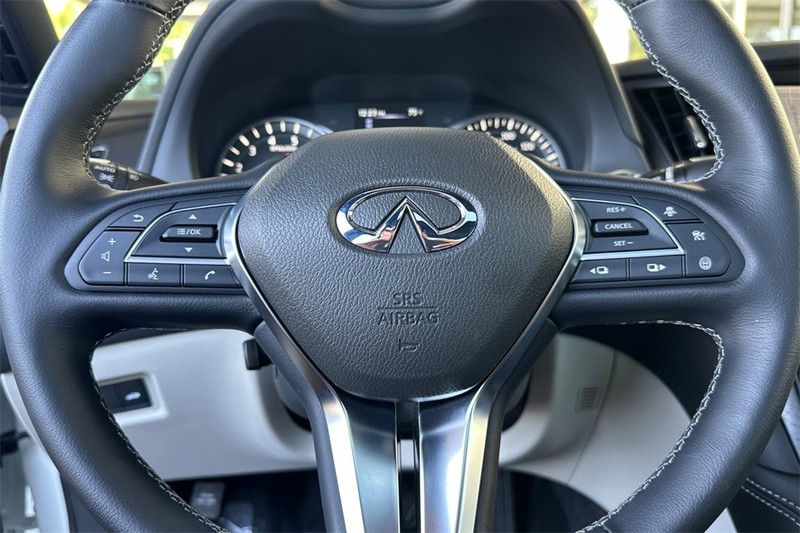 INFINITI Q50 Vehicle Full-screen Gallery Image 23
