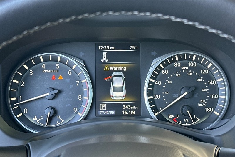 INFINITI Q50 Vehicle Full-screen Gallery Image 24