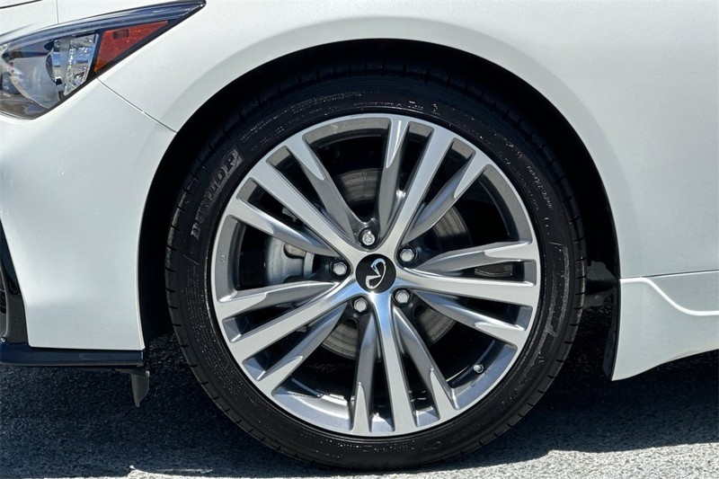 INFINITI Q50 Vehicle Full-screen Gallery Image 26