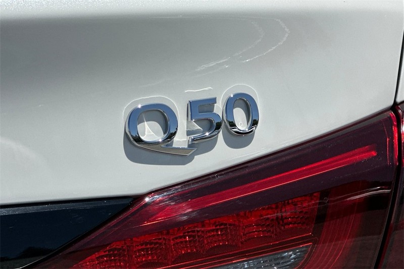 INFINITI Q50 Vehicle Full-screen Gallery Image 27