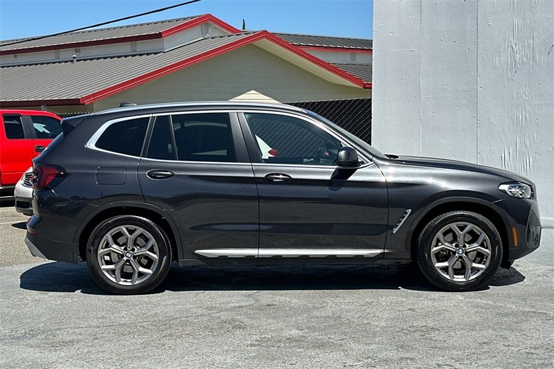 BMW X3 Vehicle Full-screen Gallery Image 03