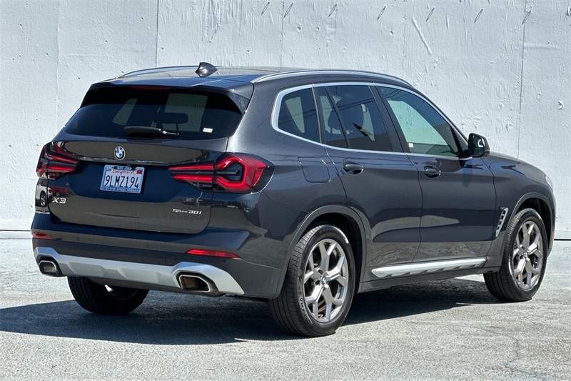 BMW X3 Vehicle Full-screen Gallery Image 04