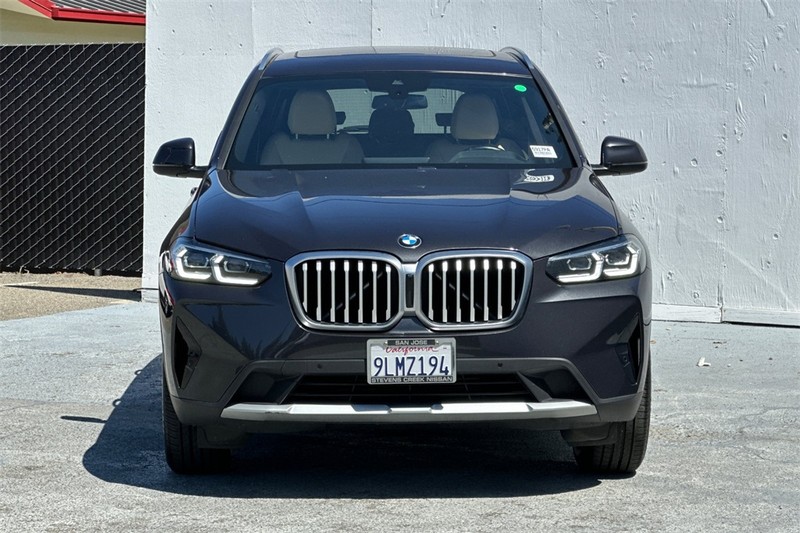 BMW X3 Vehicle Full-screen Gallery Image 09