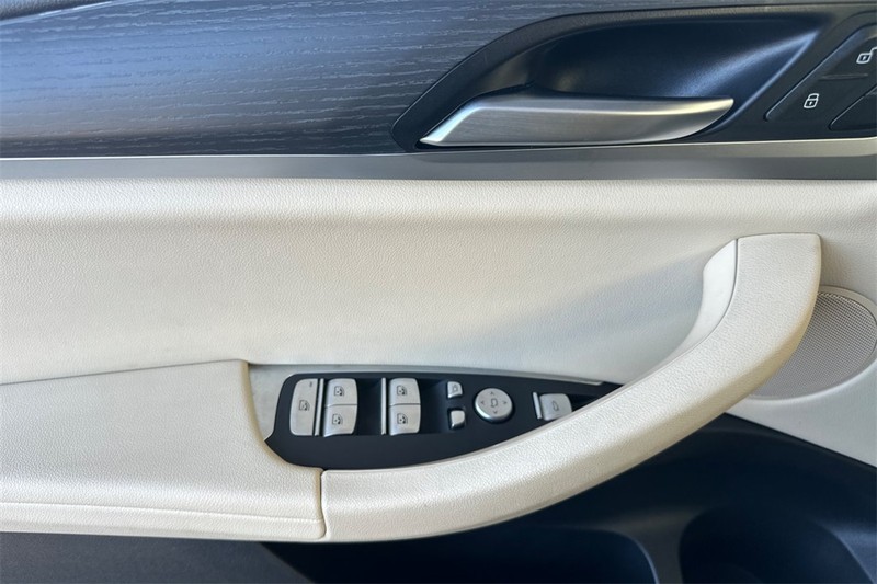 BMW X3 Vehicle Full-screen Gallery Image 11