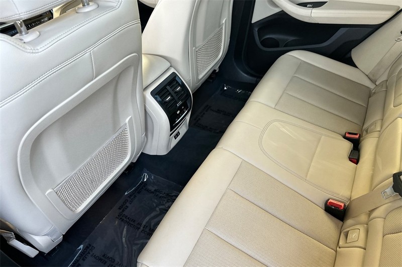 BMW X3 Vehicle Full-screen Gallery Image 12