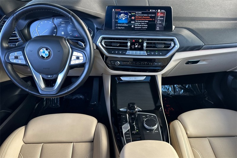 BMW X3 Vehicle Full-screen Gallery Image 13