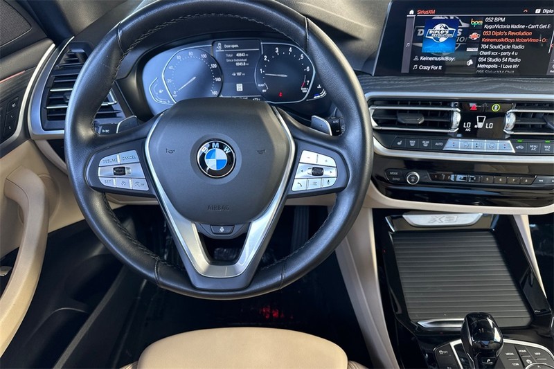 BMW X3 Vehicle Full-screen Gallery Image 14