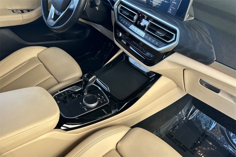 BMW X3 Vehicle Full-screen Gallery Image 16