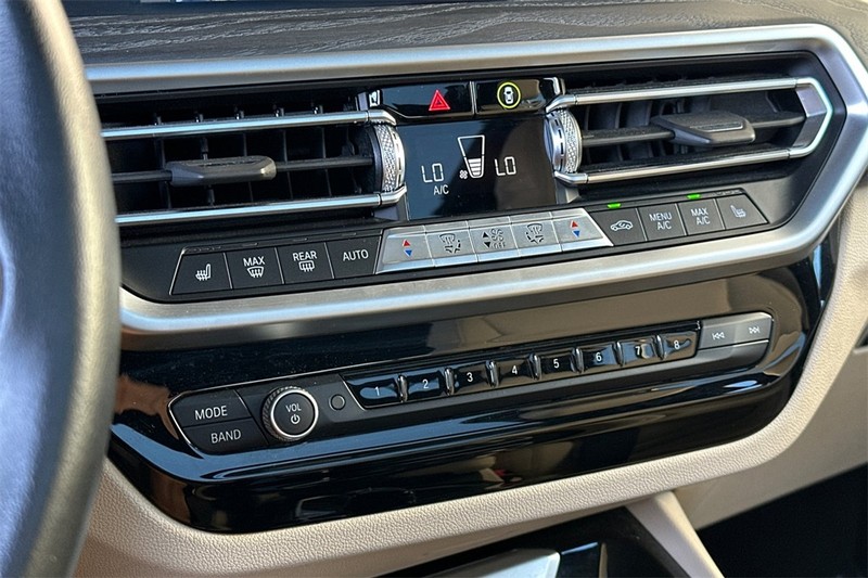BMW X3 Vehicle Full-screen Gallery Image 21