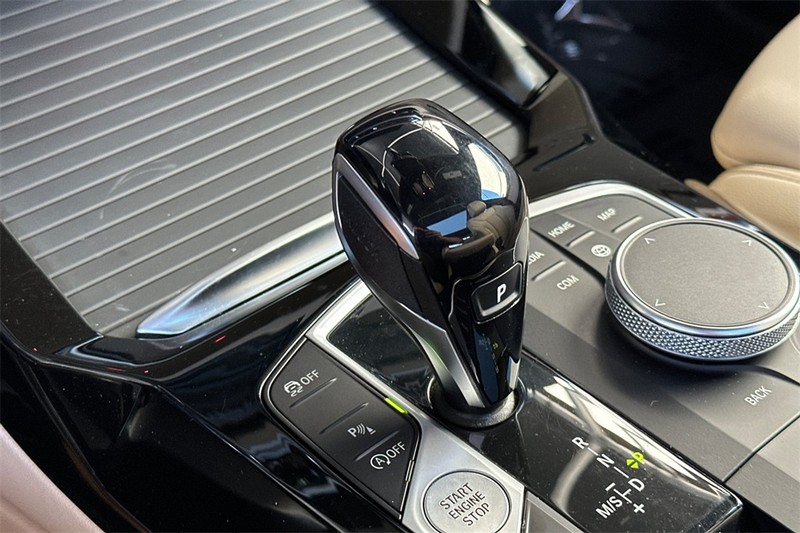 BMW X3 Vehicle Full-screen Gallery Image 22
