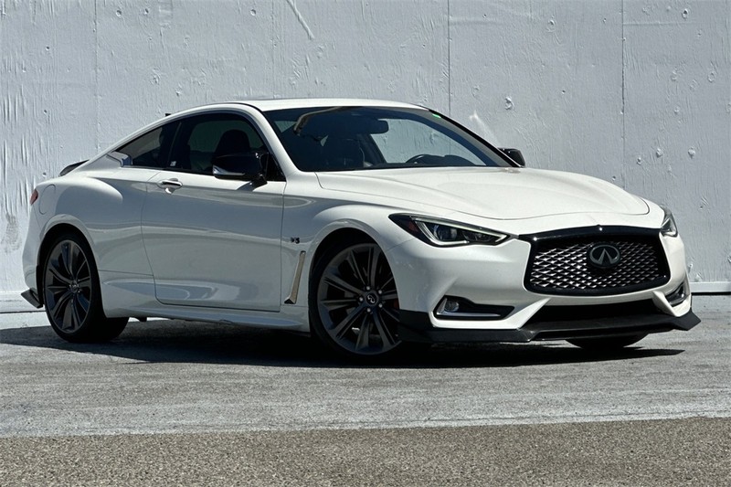 INFINITI Q60 Vehicle Full-screen Gallery Image 02