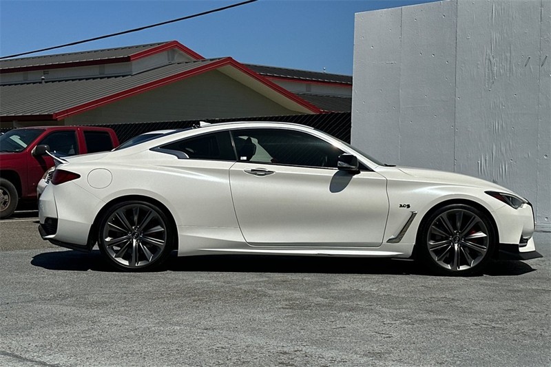 INFINITI Q60 Vehicle Full-screen Gallery Image 03