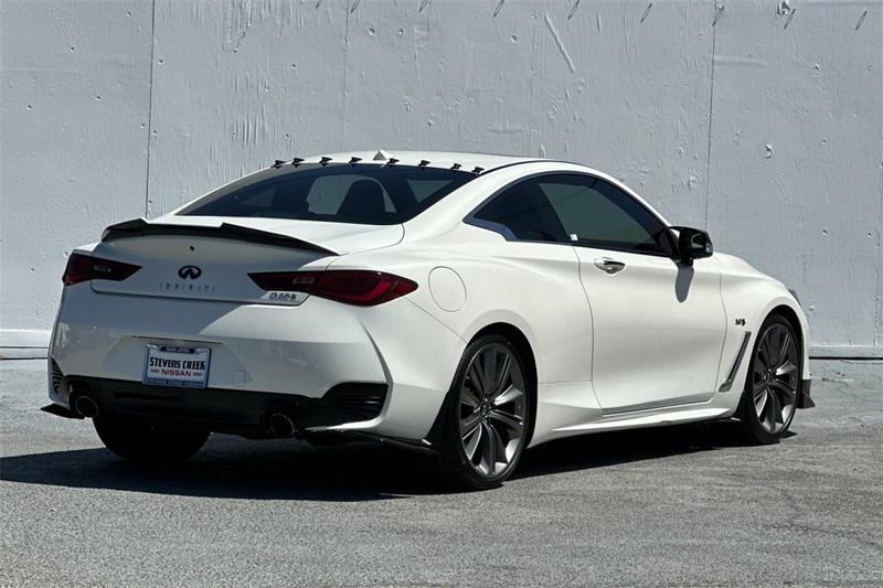 INFINITI Q60 Vehicle Full-screen Gallery Image 04