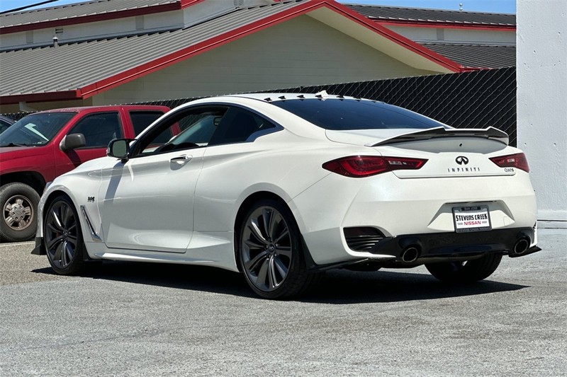 INFINITI Q60 Vehicle Full-screen Gallery Image 06