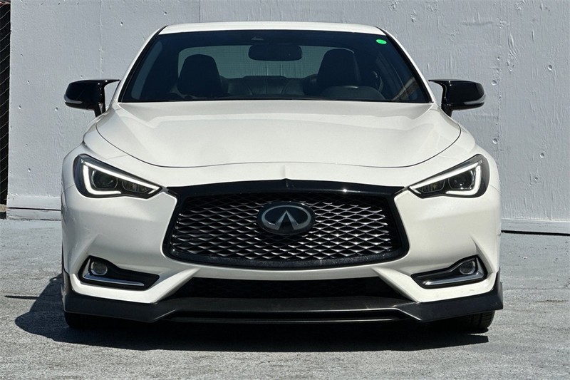INFINITI Q60 Vehicle Full-screen Gallery Image 09