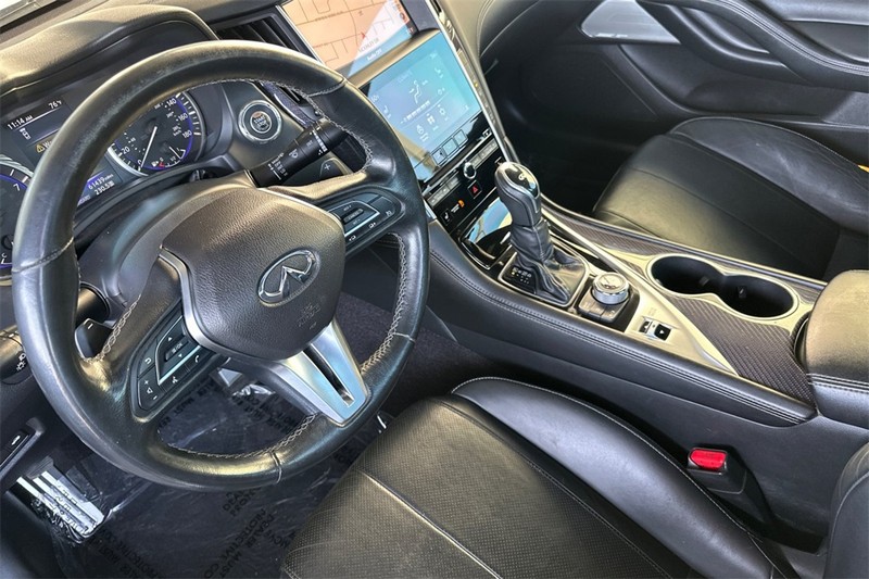 INFINITI Q60 Vehicle Full-screen Gallery Image 10