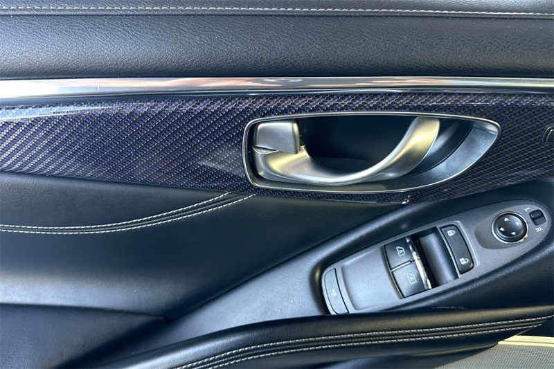 INFINITI Q60 Vehicle Full-screen Gallery Image 11