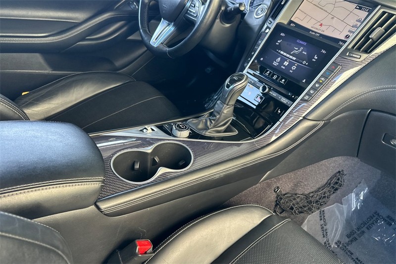 INFINITI Q60 Vehicle Full-screen Gallery Image 15