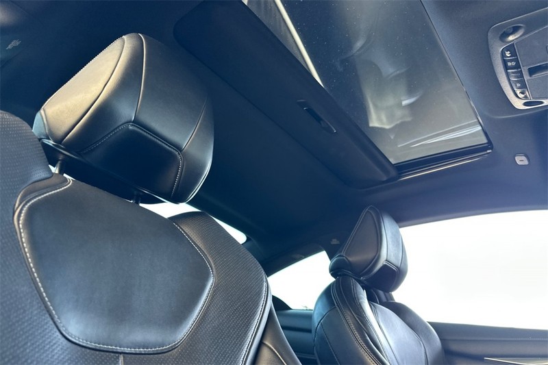 INFINITI Q60 Vehicle Full-screen Gallery Image 16