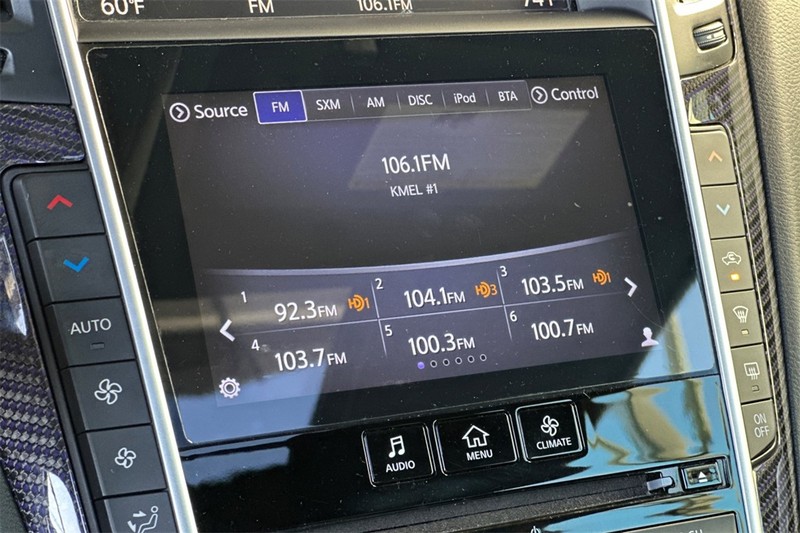 INFINITI Q60 Vehicle Full-screen Gallery Image 17