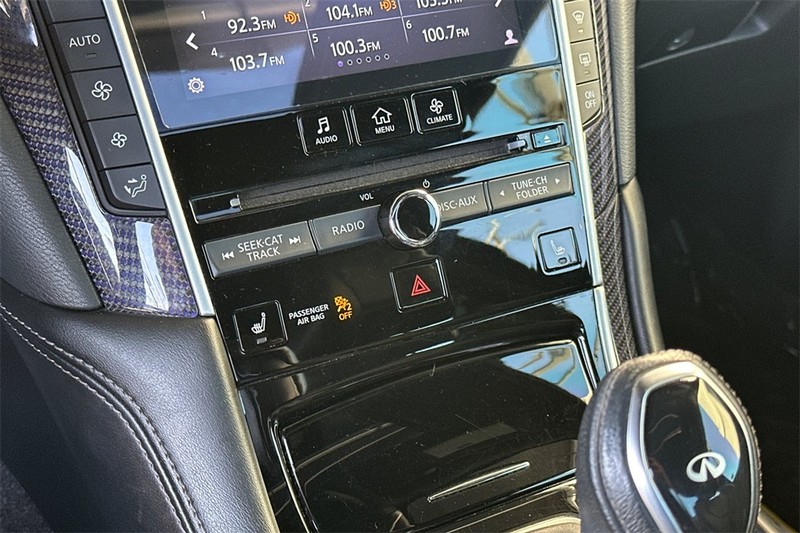 INFINITI Q60 Vehicle Full-screen Gallery Image 20