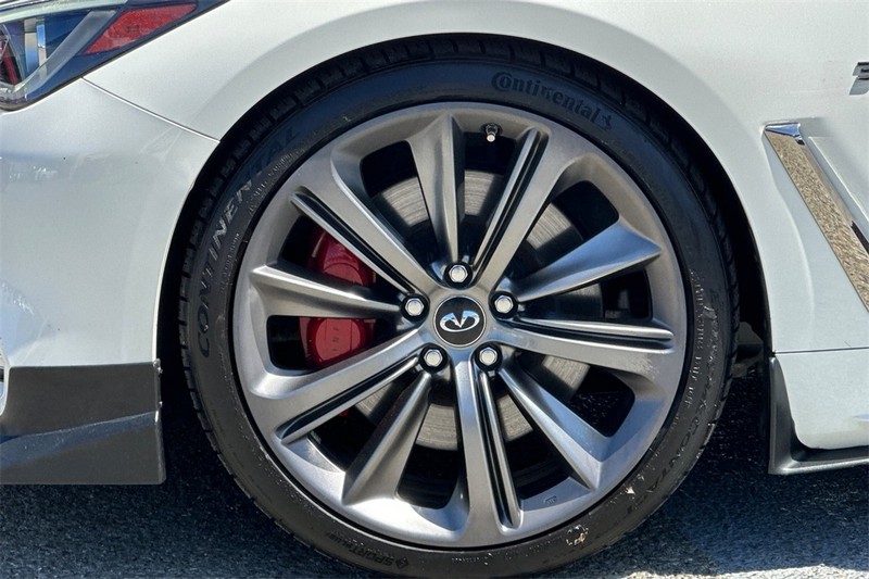 INFINITI Q60 Vehicle Full-screen Gallery Image 26