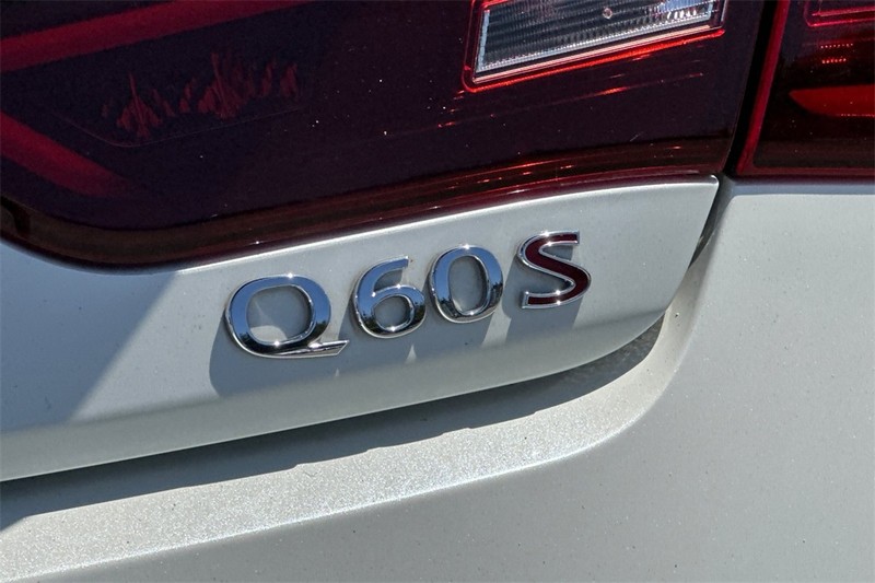 INFINITI Q60 Vehicle Full-screen Gallery Image 27