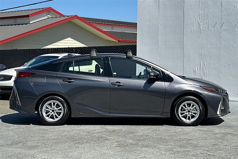Toyota Prius Prime Vehicle Full-screen Gallery Image 03