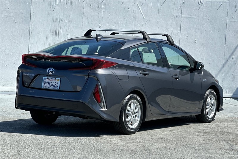 Toyota Prius Prime Vehicle Full-screen Gallery Image 04