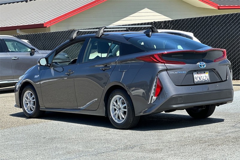 Toyota Prius Prime Vehicle Full-screen Gallery Image 06