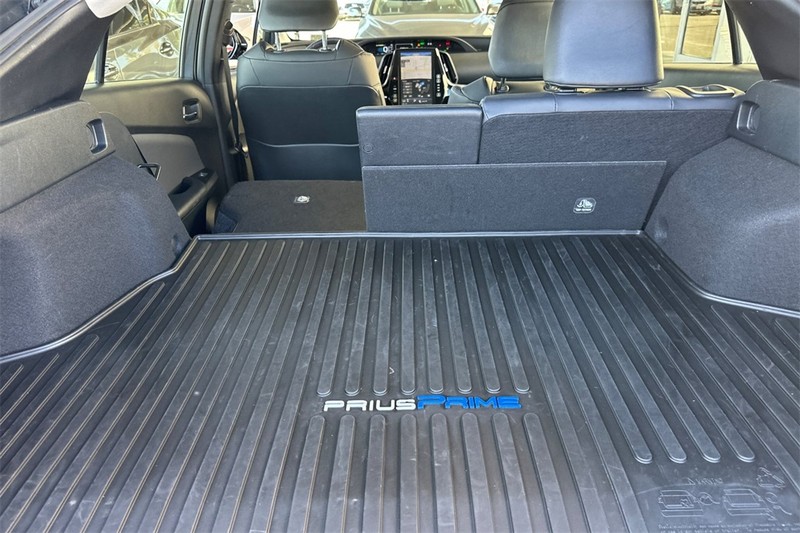 Toyota Prius Prime Vehicle Full-screen Gallery Image 15