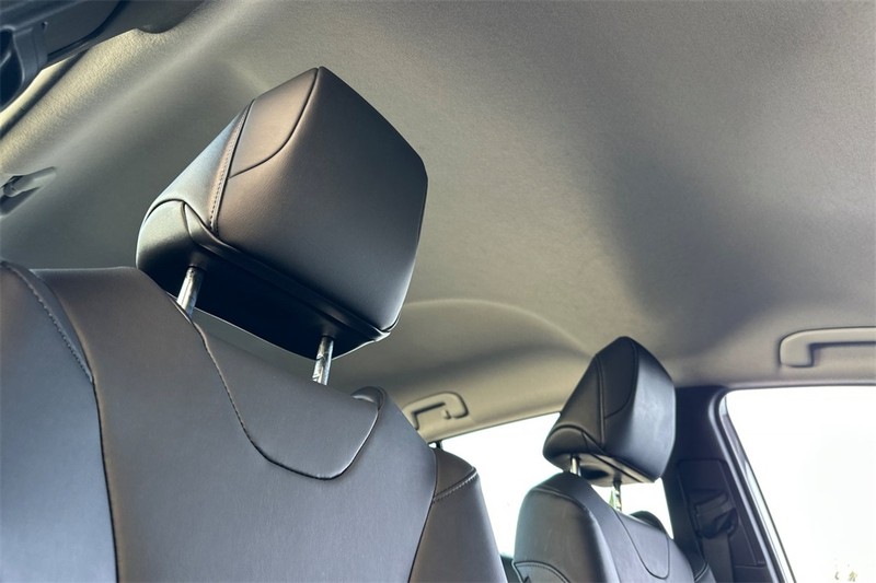 Toyota Prius Prime Vehicle Full-screen Gallery Image 17