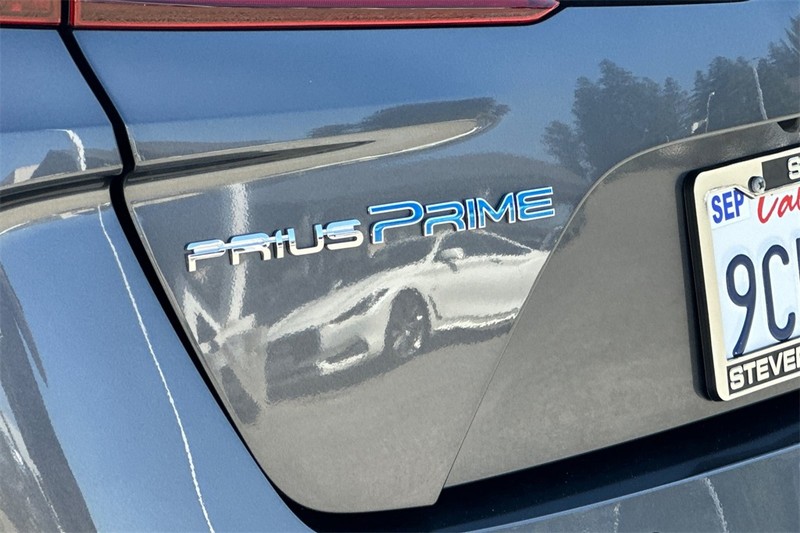 Toyota Prius Prime Vehicle Full-screen Gallery Image 28