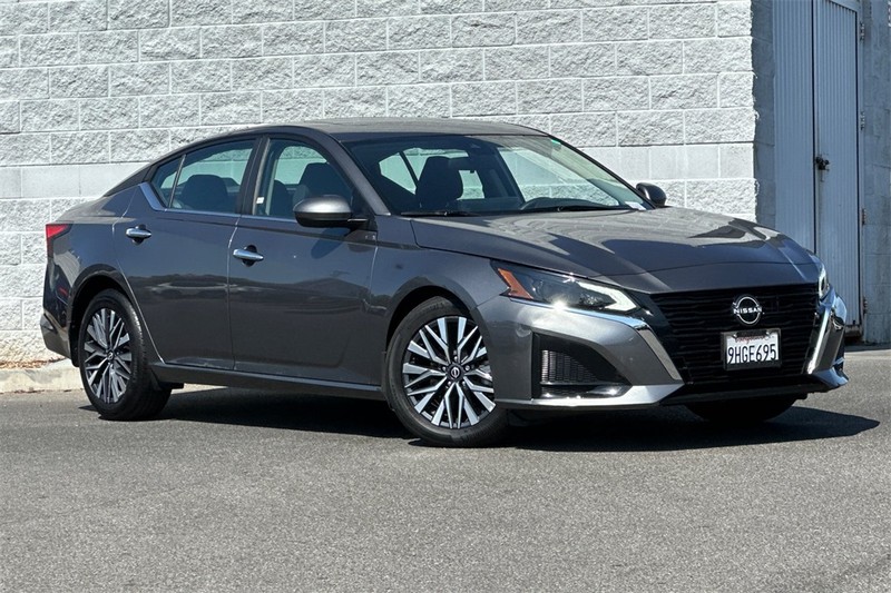 Nissan Altima Vehicle Full-screen Gallery Image 02