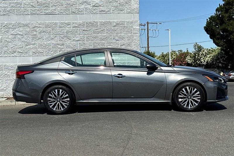 Nissan Altima Vehicle Full-screen Gallery Image 03