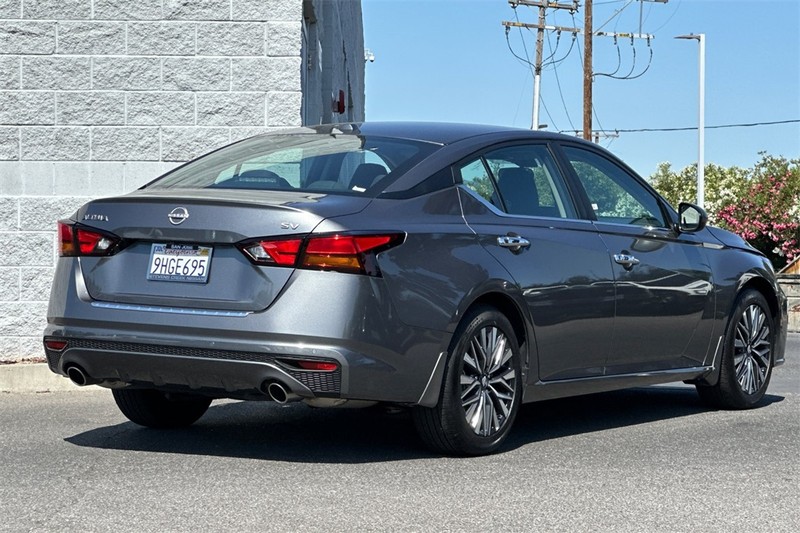 Nissan Altima Vehicle Full-screen Gallery Image 04