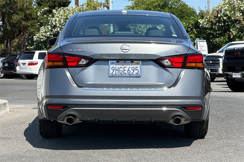 Nissan Altima Vehicle Full-screen Gallery Image 05