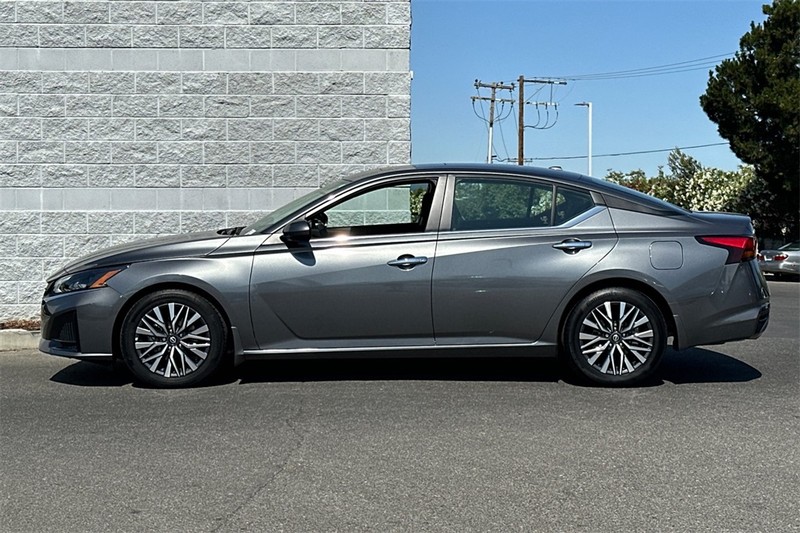 Nissan Altima Vehicle Full-screen Gallery Image 07