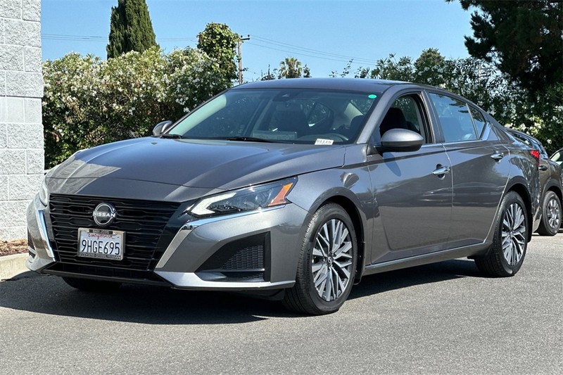 Nissan Altima Vehicle Full-screen Gallery Image 08