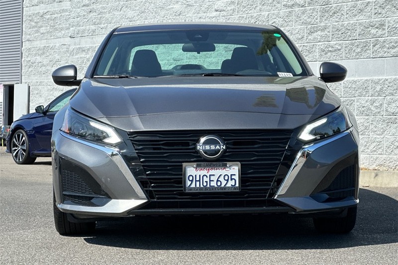Nissan Altima Vehicle Full-screen Gallery Image 09