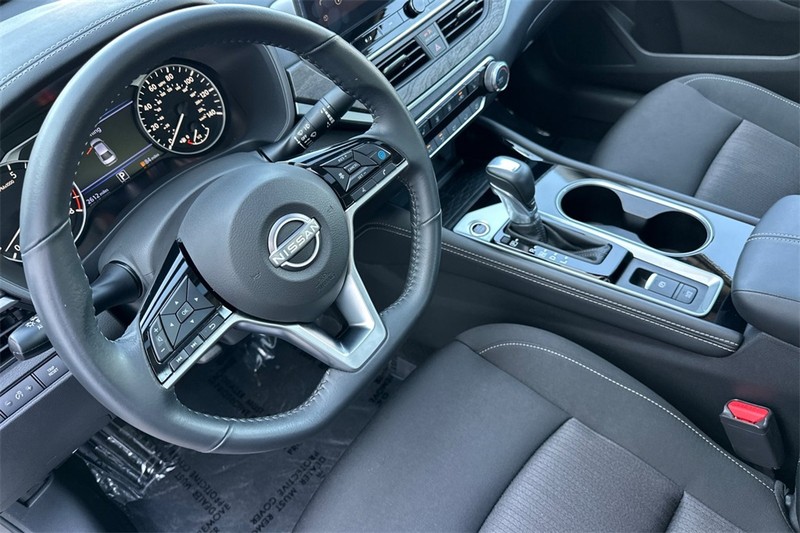 Nissan Altima Vehicle Full-screen Gallery Image 10