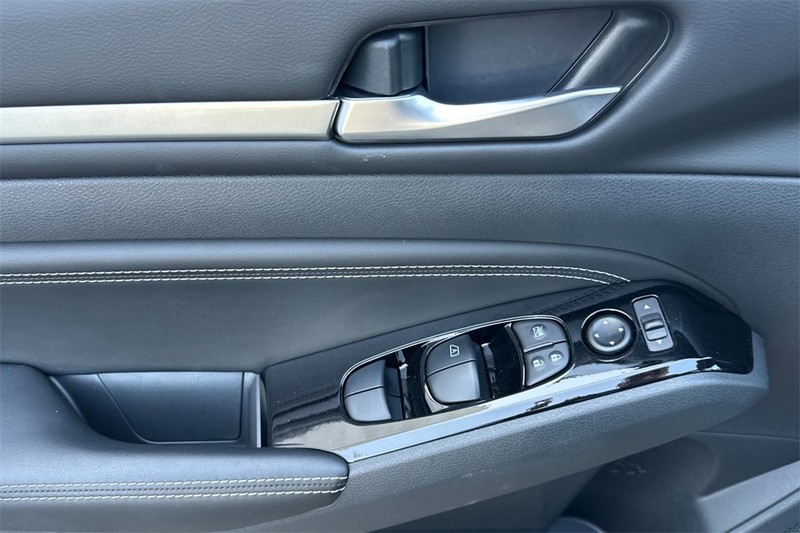 Nissan Altima Vehicle Full-screen Gallery Image 11