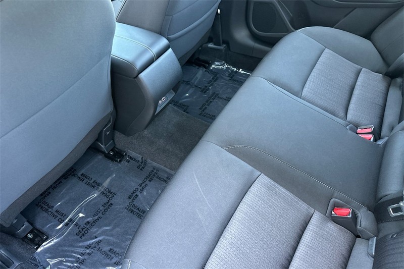 Nissan Altima Vehicle Full-screen Gallery Image 12