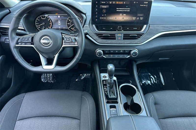 Nissan Altima Vehicle Full-screen Gallery Image 13