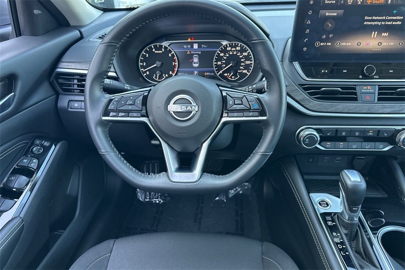 Nissan Altima Vehicle Full-screen Gallery Image 14