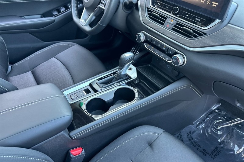 Nissan Altima Vehicle Full-screen Gallery Image 15